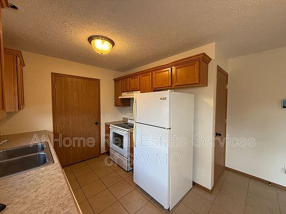 4th image of 864 W Lorenza Dr