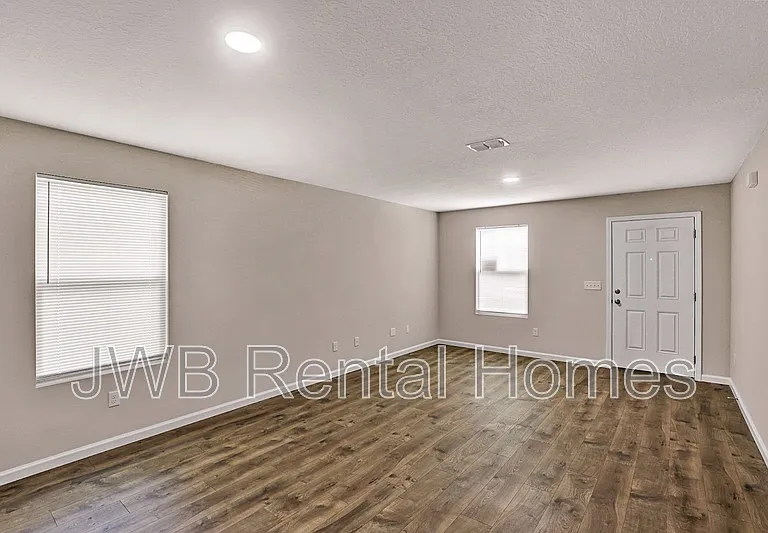 1159 W 21st St — Photo 6