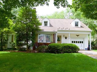 17 Cape Ct, Metuchen, NJ 08840