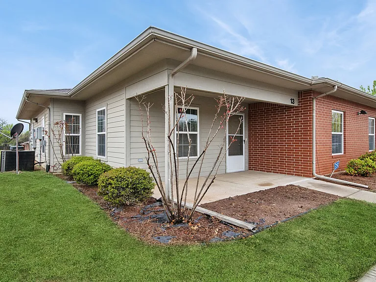 East Oaks Senior Living — Photo 10