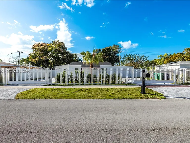 10050 SW 171st St — Photo 1