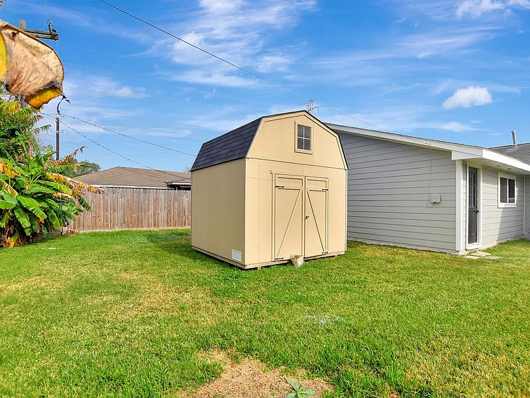 704 Teabury St — Photo 39