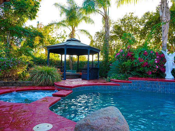 Gazebo & jacuzzi & pool