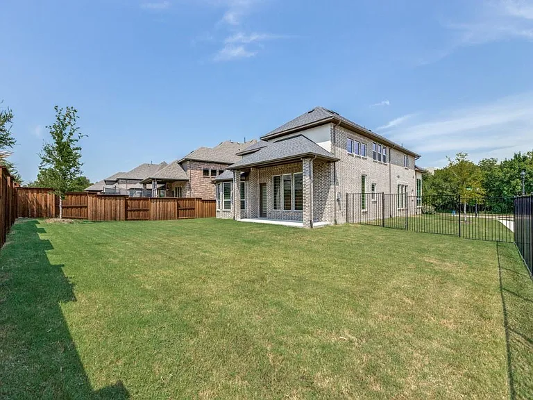 2101 Hebert Ct — Photo 4