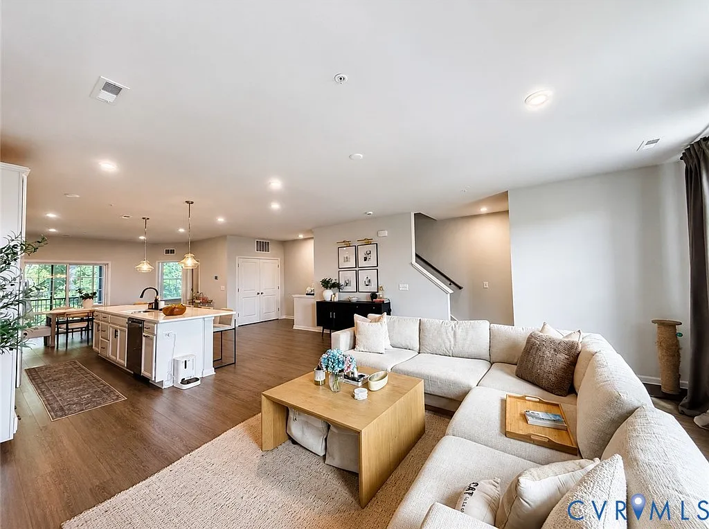 3 bed, 2.5 bath, 2630 sqft, $2,834 — Photo 4