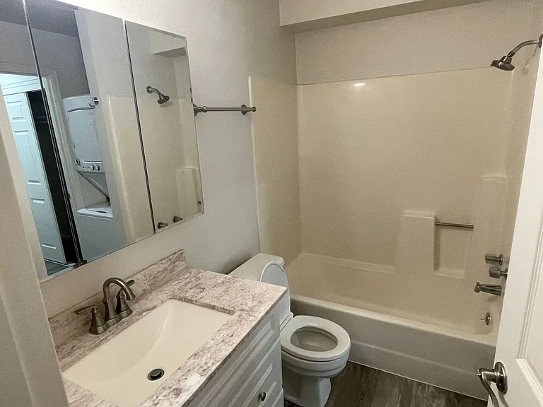 Campus Park Apartments - SAMI Apartments — Photo 22