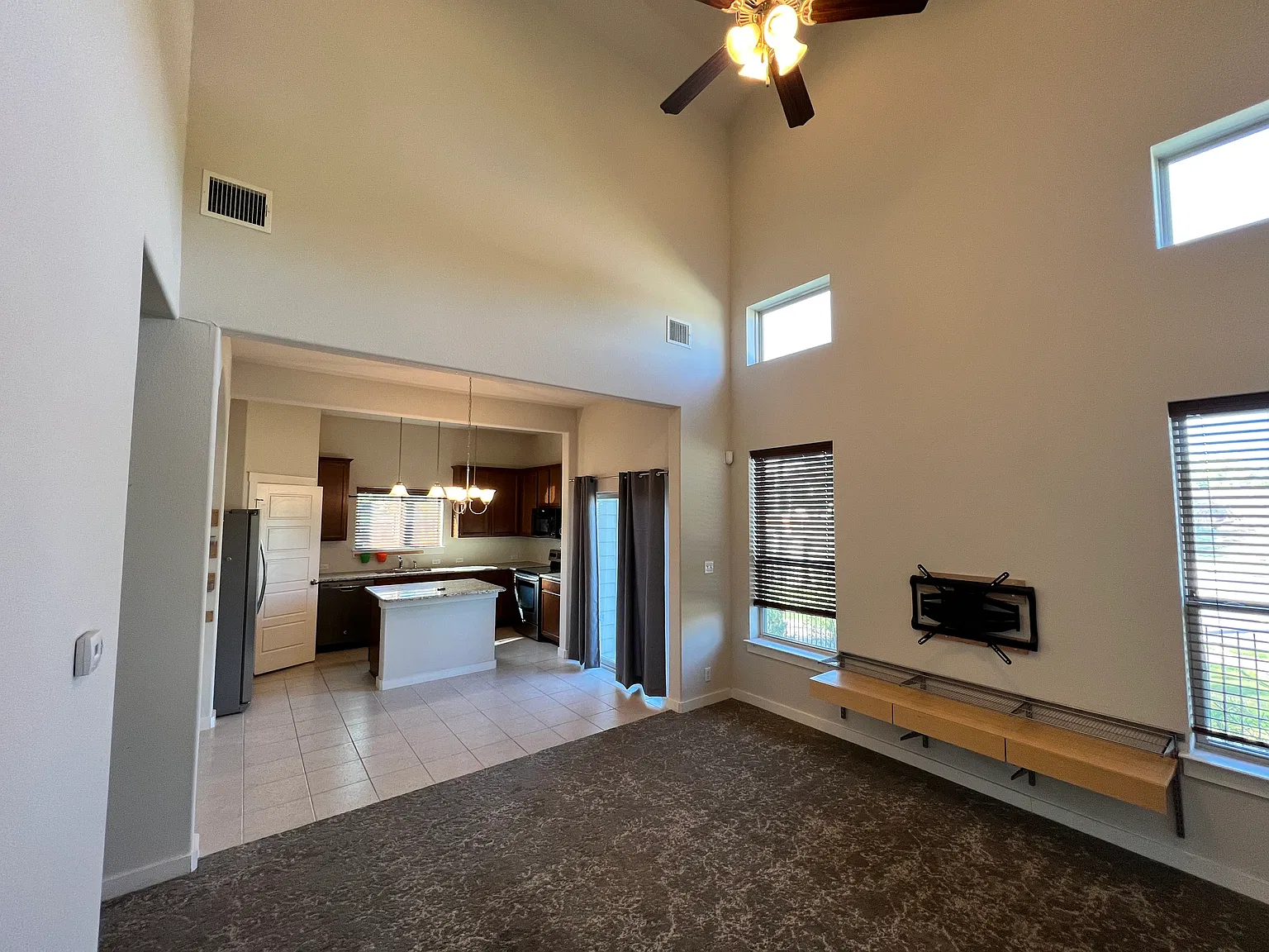 3 bed, 2.5 bath, 1581 sqft, $2,300 — Photo 3