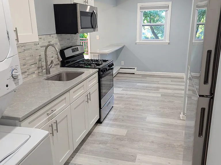 Kitchen & small eat in area