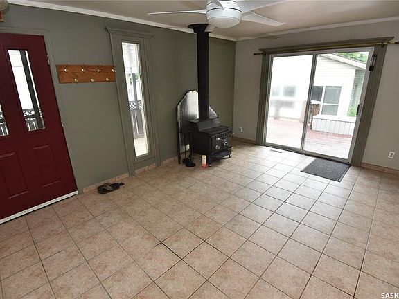 4th image of 413 maple ROAD E