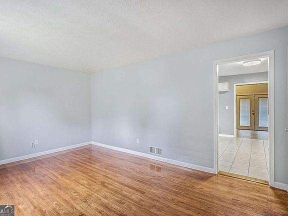 3rd image of 734 Meadowlark Dr