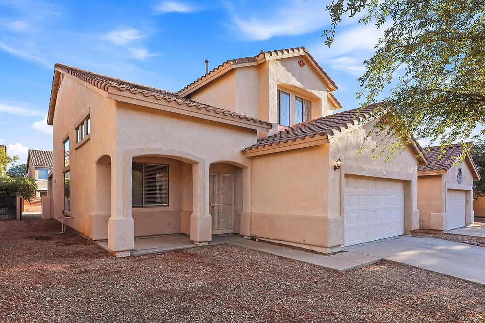 4 bed, 3.0 bath, 2300 sqft, $2,200 — Photo 2