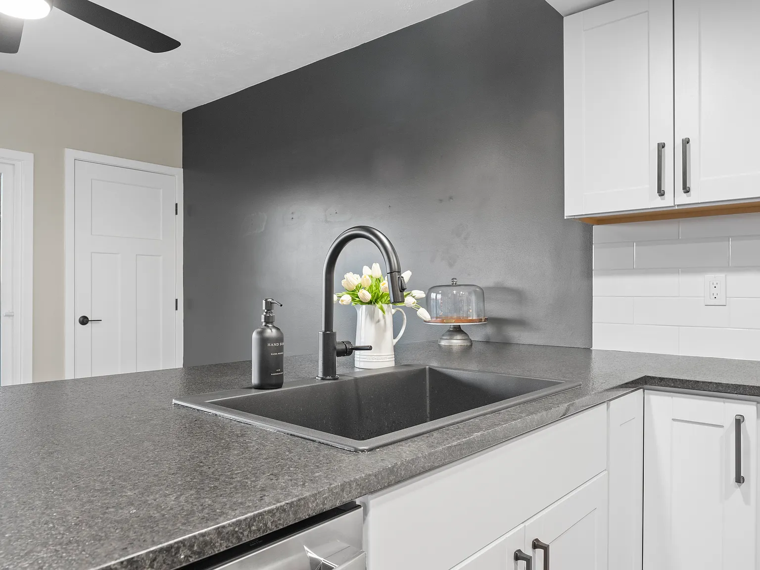 2 bed, 900 sqft, $1,650 — Photo 3