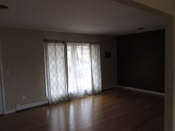2nd image of 803 Carolyn St