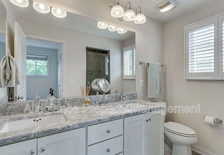 944 N Columbus St — Photo 28