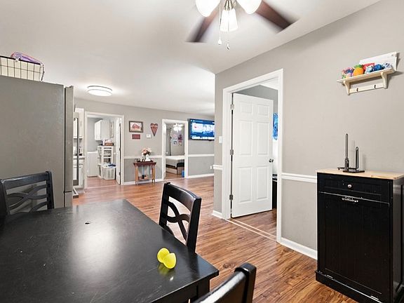 4th image of 808 Pecan St