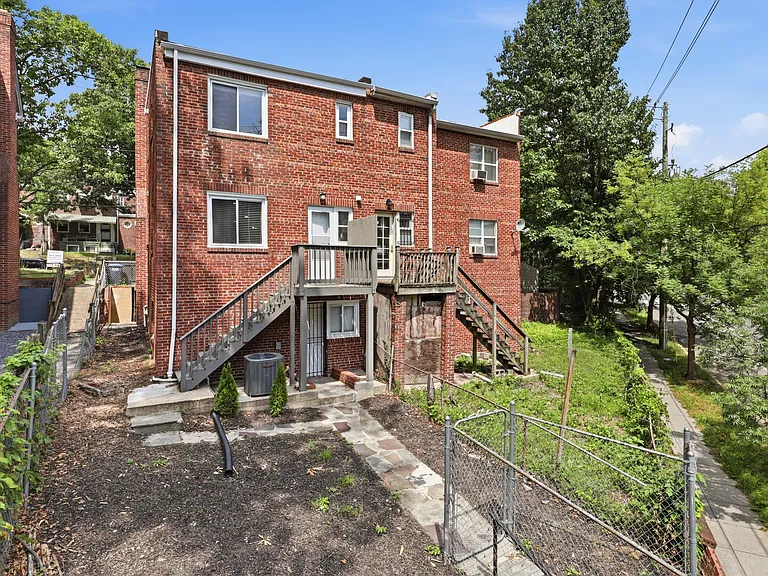 525 Oakwood St SE — Photo 22