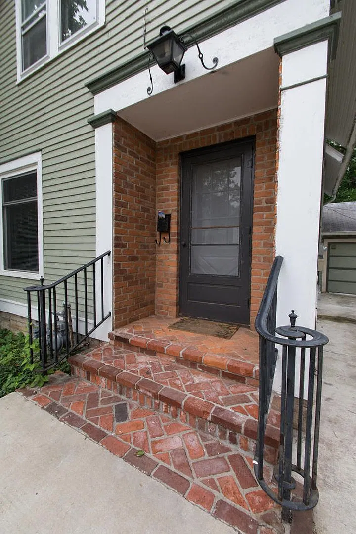 526 South Woodlawn Avenue — Photo 2