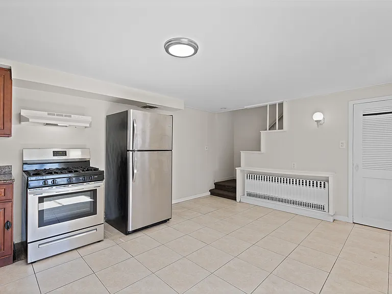 154 Ames St — Photo 2