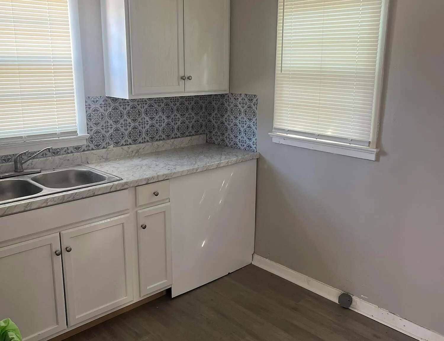 3 bed, 1.0 bath, 935 sqft, $1,870 — Photo 2
