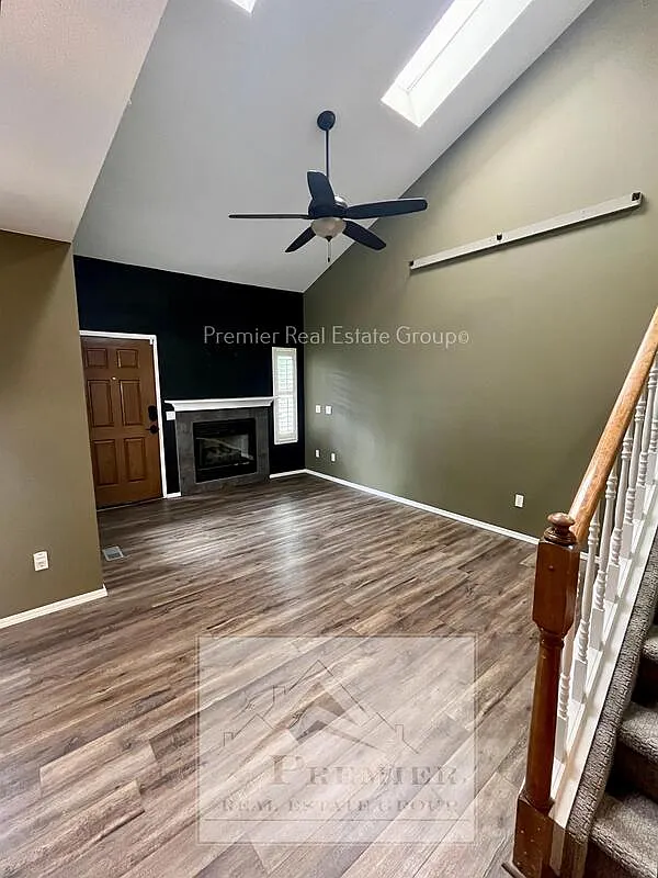 3 bed, 3.5 bath, 1930 sqft, $2,000 — Photo 2
