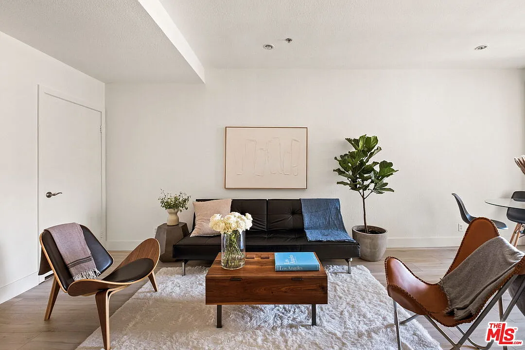 1 bed, 1.0 bath, 700 sqft, $3,500 — Photo 2