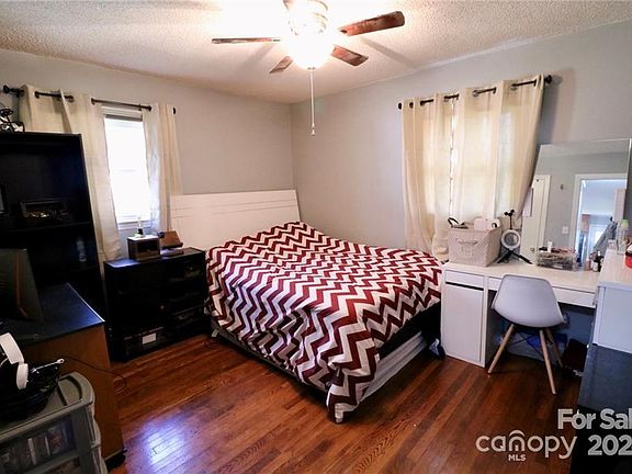 3rd image of 2402 Maplewood Dr