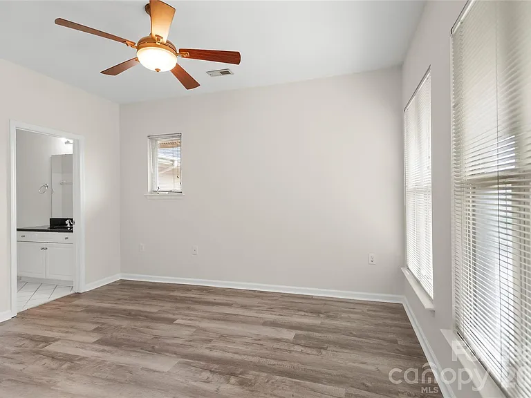 567 E 9th St — Photo 23