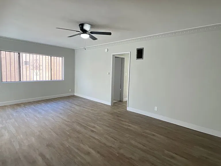2622 S Manhattan Pl — Photo 5