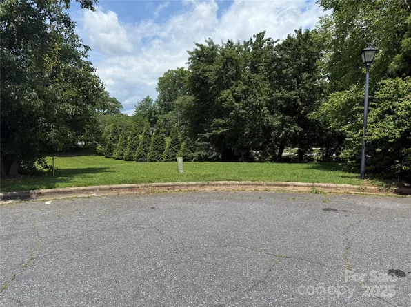 1147 10th Street Ln NW, Hickory, NC 28601