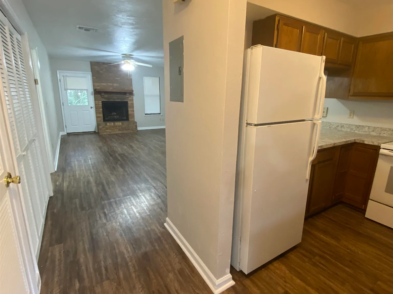 2 bed, 2.0 bath, 1000 sqft, $1,200 — Photo 2