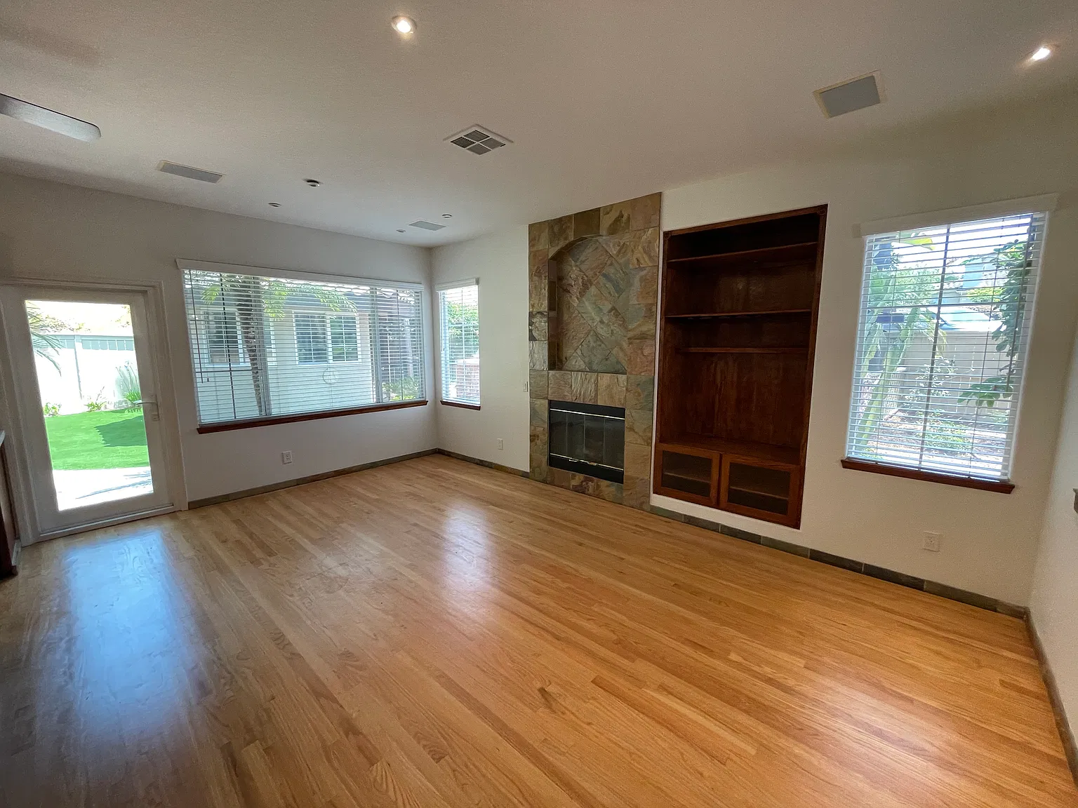 4 bed, 2.5 bath, 1875 sqft, $6,200 — Photo 4