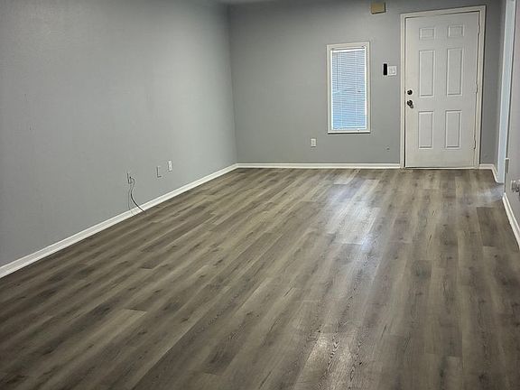 4th image of 4950 Cloyce Ct #C