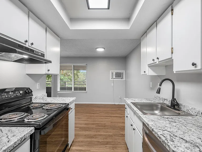River Court Apartments - Updated Units With A View! — Photo 10