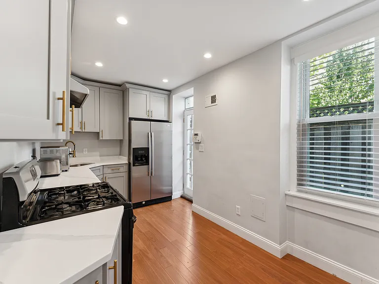 306 L St SE — Photo 7