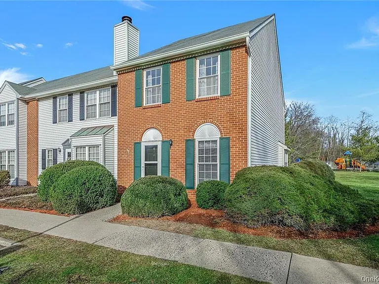 2 Goldsmith Ct — Photo 1