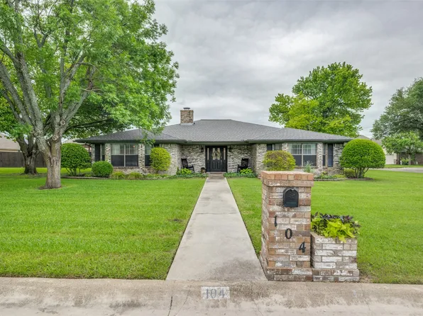 104 Brookview Dr, Decatur, TX 76234