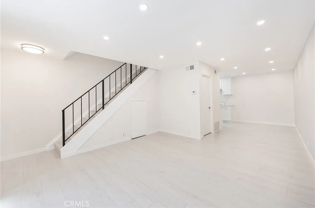 333 Riverdale Dr — Photo 3