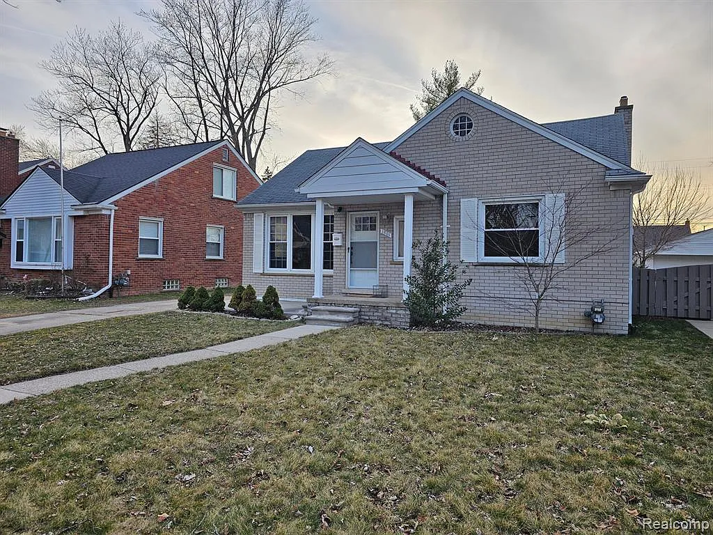Building Photo - 1501 N Silvery Ln