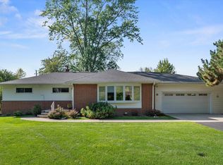 8411 N Regent Rd, Fox Pt, WI 53217