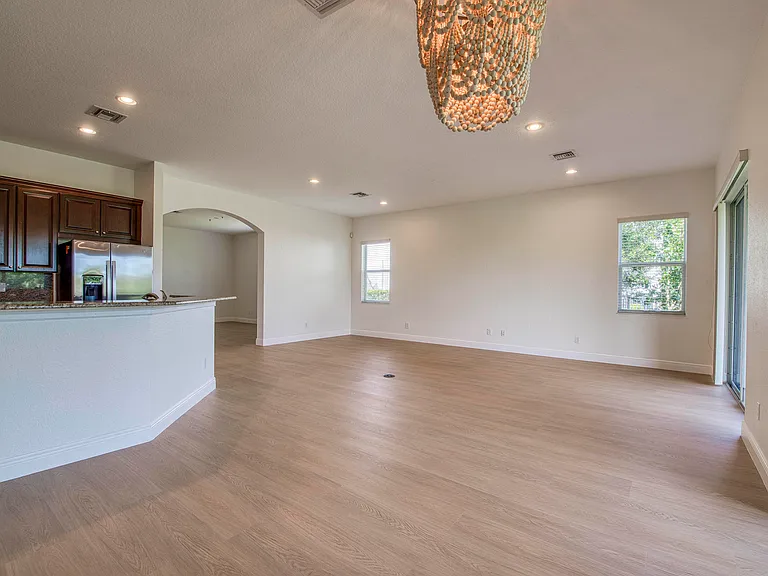 172 Manor Cir — Photo 8