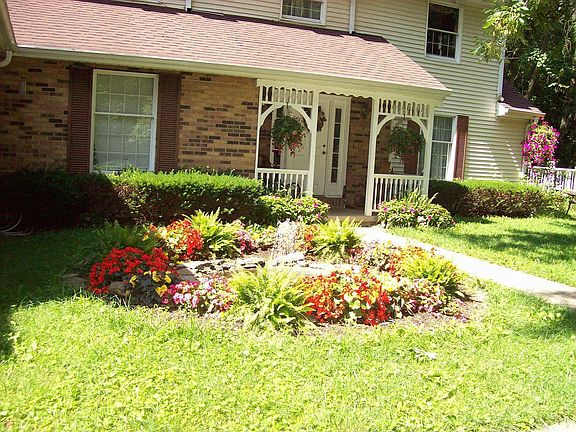 The fountain in Summer.