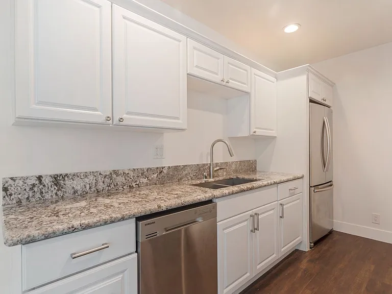 350 S Reeves Dr — Photo 18