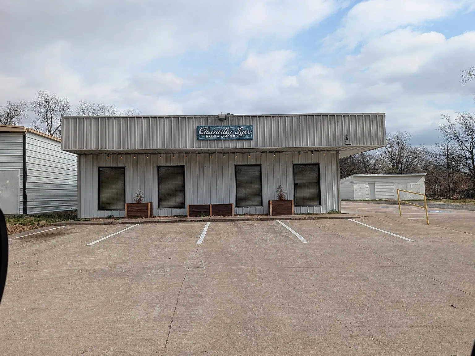 Office/Retail Commercial Space in Pryor — Photo 1