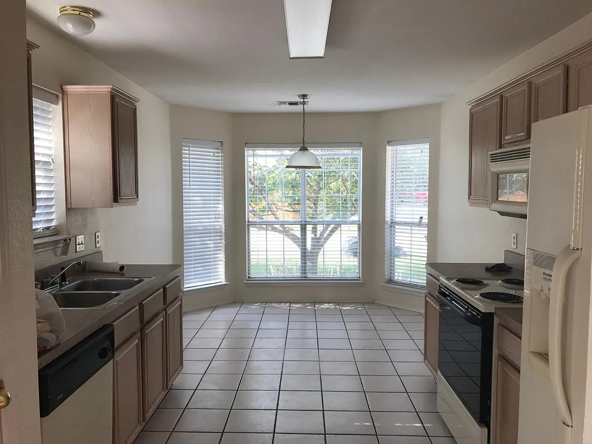 3 bed, 1333 sqft, $1,900 — Photo 1