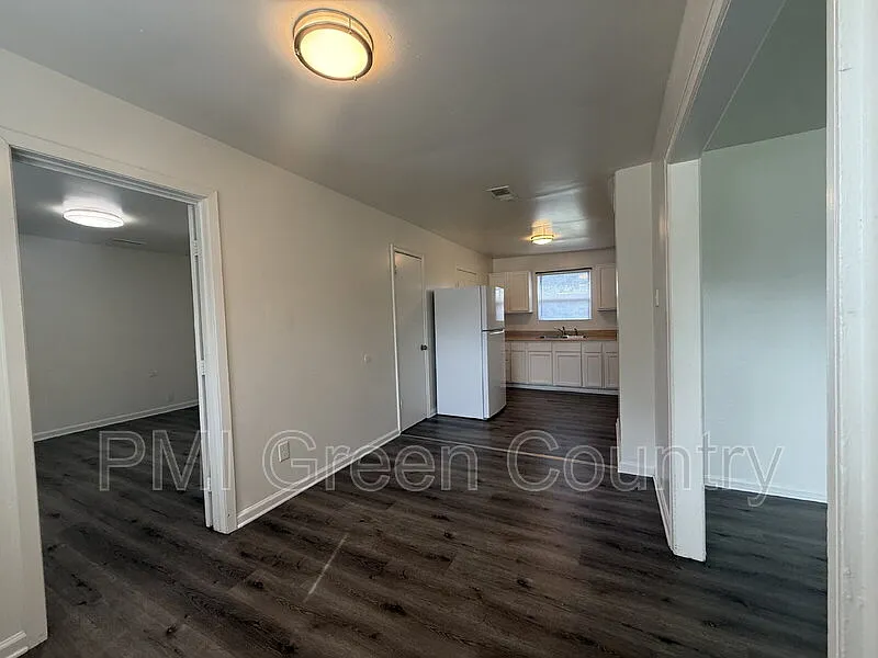 4 bed, 1.5 bath, 936 sqft, $1,095 — Photo 3