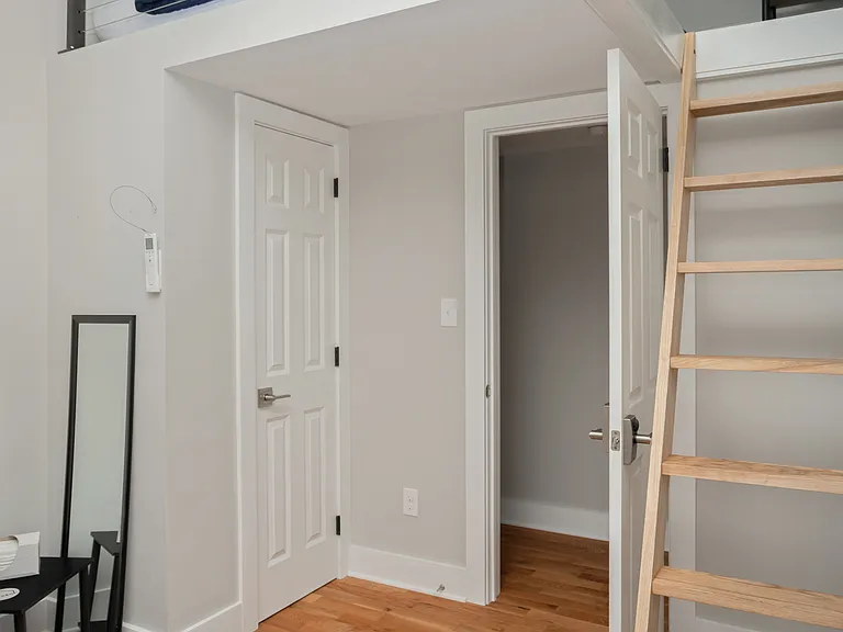 2049 E Hagert St #UPSTAIRS — Photo 19