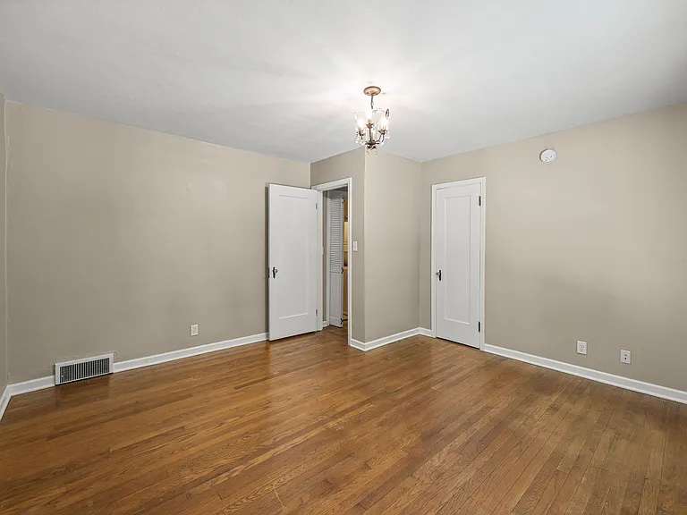 2260 N River Rd — Photo 23
