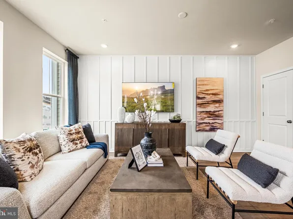 105 Abramo Victor Dr, Downingtown, PA 19335