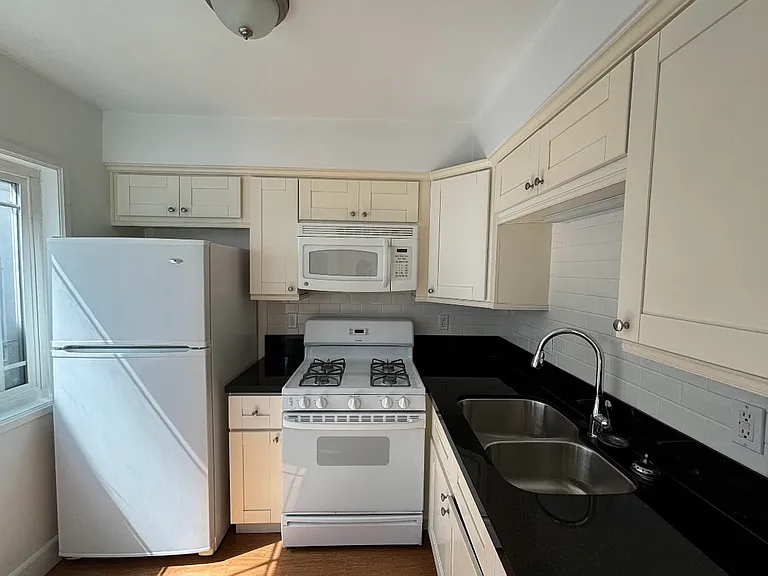 821 S Serrano Ave #4 — Photo 2