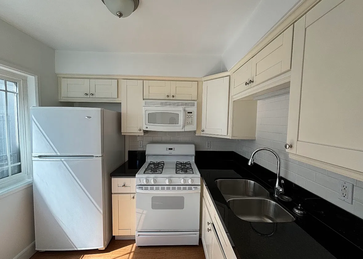 Building Photo - 821 S Serrano Ave #4